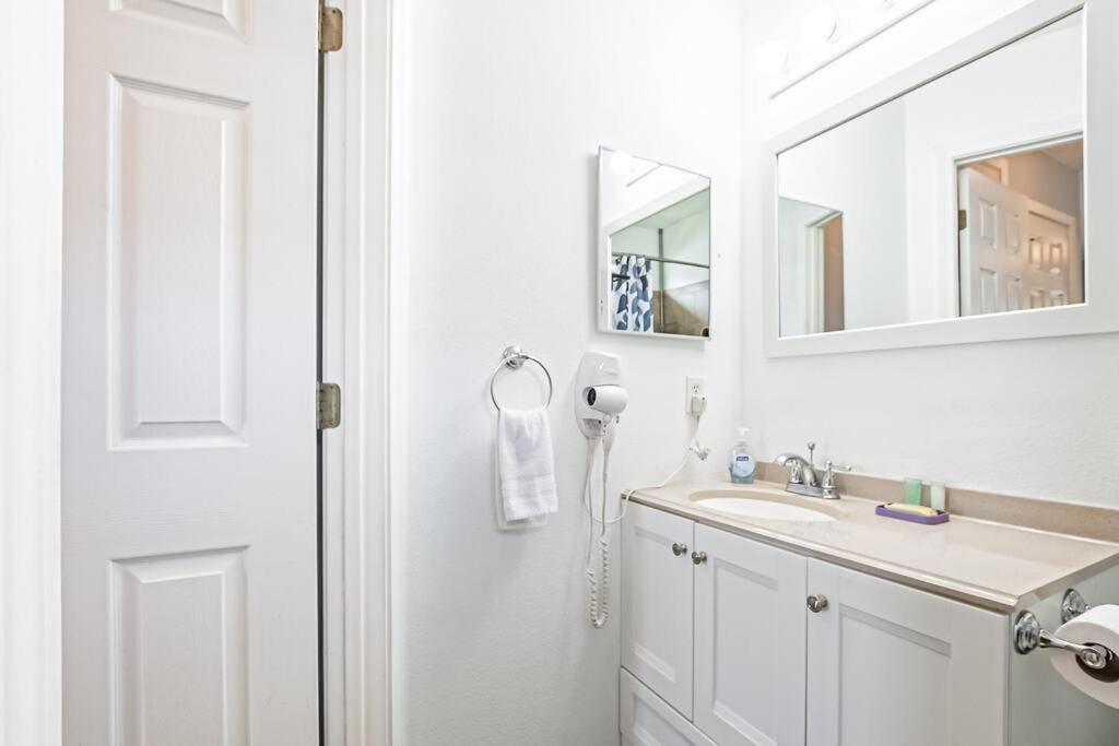 Surfside - Charming Quiet 3bd 2ba House - Private Access, Close To Navarre & Zoo * Gulf Breeze
